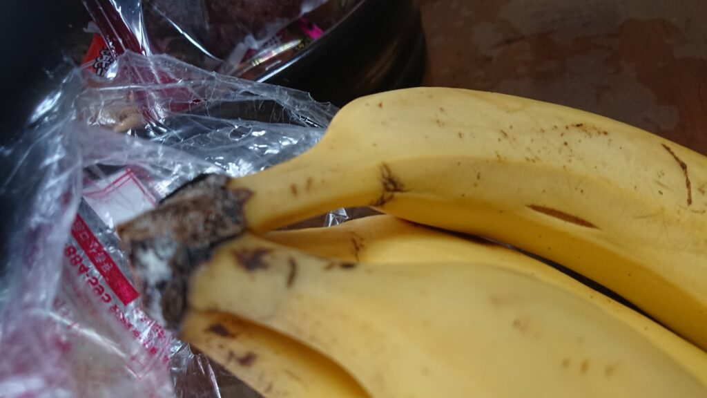 バナナの軸の確認。劣化の原因となります。